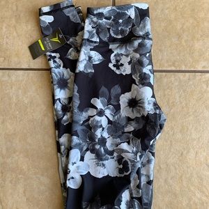 🖤🤍Old Navy Black and White Floral Leggings